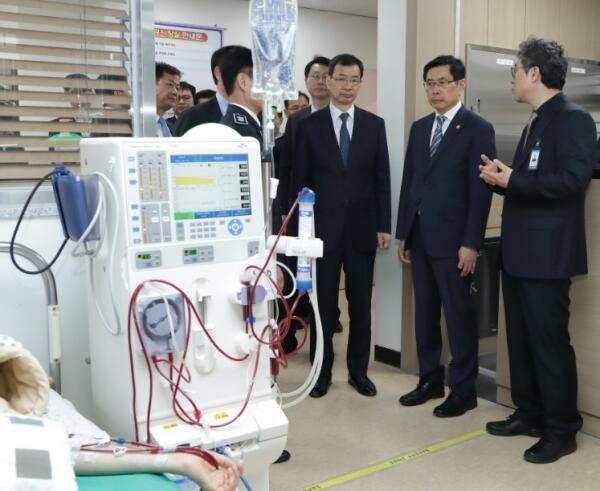 박상기  법무부 장관이 11일 대전교도소를 방문해 수용자의 신장 투석 모습을 보고 있다.