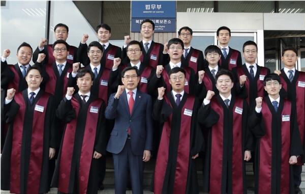 박상기 법무부 장관(왼쪽)이 2일 정부과천청사 법무부에서 열린 신임검사 임관식에 참석하여 신임검사에게 임명장을 수여하고 있다.