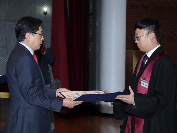 박상기 법무부 장관(왼쪽)이 2일 정부과천청사 법무부에서 열린 신임검사 임관식에 참석하여 신임검사에게 임명장을 수여하고 있다.