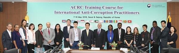 8일 이건리 부위원장 겸 사무처장이 교육에 참여한 외국공무원 및 관계자들과 기념촬영을 하고 있다. (사진=권익위)