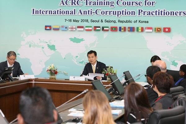 이건리 국민권익위원회 부위원장 겸 사무처장이 청렴도 측정·부패방지 시책평가, 부패영향평가 등 한국의 주요 반부패정책 연수를 위해 8일 정부세종청사 국민권익위를 방문한 15개국 외국공무원에게 환영사를 하고 있다. (사진=권익위)