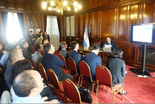 순방단의 김민철 판사가 아르헨티나 대법원에서 스페인어로 전자소송 프리젠테이션을 하는 모습(사진=대법원)