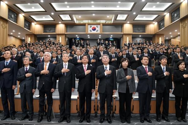 앞줄 김명수 대법원장과 대법관들(사진=대법원)