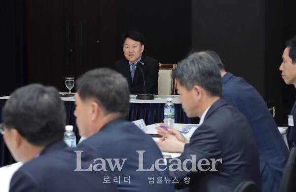 이금로 법무부 차관이 31일 2018년도 출입국기관장 및 해외주재관 회의에서 참석자들과 토론을 하고 있다. (사진=법무부)