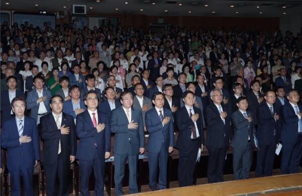 박상기 법무부 장관(첫줄 왼쪽 5번째)이 6일 과천시민회관에서 열린 ‘2018 범죄예방 한마음 대회’에서 참석자들과 국민의례를 하고 있다. (사진=법무부)