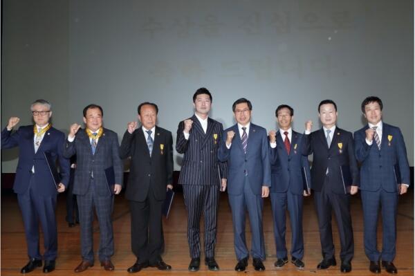 박상기 법무부 장관(오른쪽)이 6일 과천시민회관에서 열린 ‘2018 범죄예방 한마음 대회’에서에서 수상자들과 기념촬영을 하고 있다.