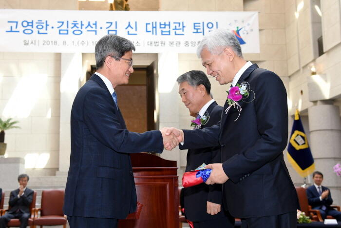 퇴임식에서 김명수 대법원장(좌)과 악수하는 김신 대법관(사진=대법원)
