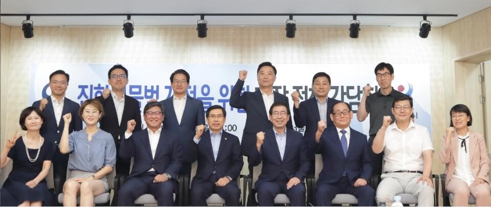 박상기 법무부 장관(앞줄 왼쪽에서 네 번째)이 16일 서울시 영등포구 서울하우징랩에서 열린 집합건물법 개정을 위한 현장 정책 간담회에 참석자들과 파이팅하며 기념촬영을 하고 있다. (사진=법무부)