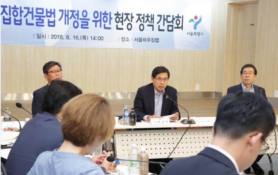 박상기 법무부 장관(가운데)이 16일 서울시 영등포구 서울하우징랩에서 열린 집합건물법 개정을 위한 현장 정책 간담회에서 참석자들과 의견을 나누고 있다. (사진=법무부)