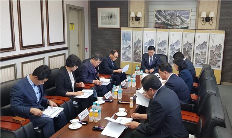 김오수 법무부 차관(가운데)이 천승우 춘천출입국·외국인사무소장(좌측 첫번째)으로부터 제21차 이산가족 상봉행사 지원을 위한 남북출입심사 준비 상황을 보고받고 있다. (사진=법무부)