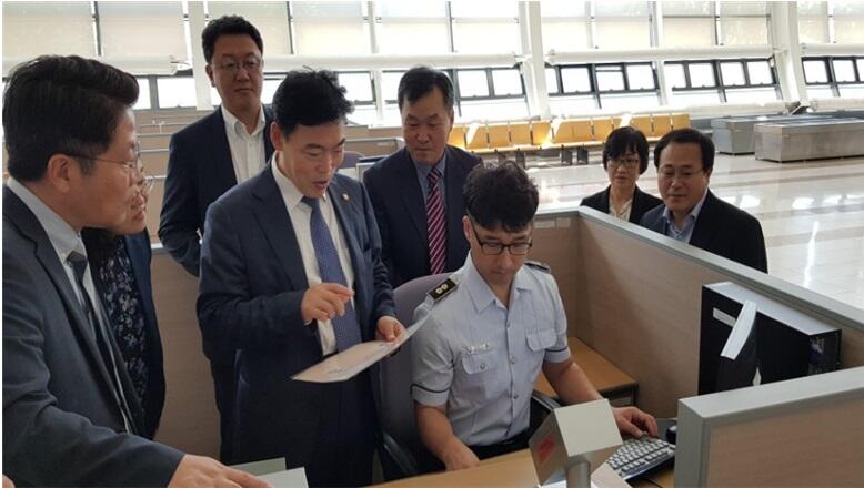 김오수 법무부 차관(가운데)이 동해선도로남북출입사무소 출입심사과정을 참관하고, 출입심사관에게 신속하고 간편한 출입수속이 이루어질 수 있도록 당부하고 있다. (사진=법무부)