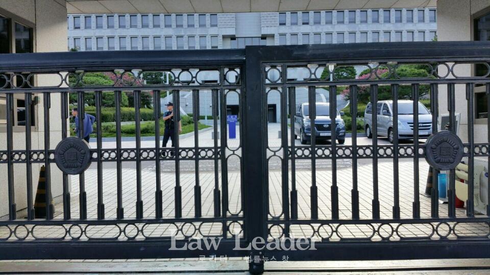 대법원 동문은 철문으로 닫혀 있고, 대법원 안에는 경찰들이 배치됐다.