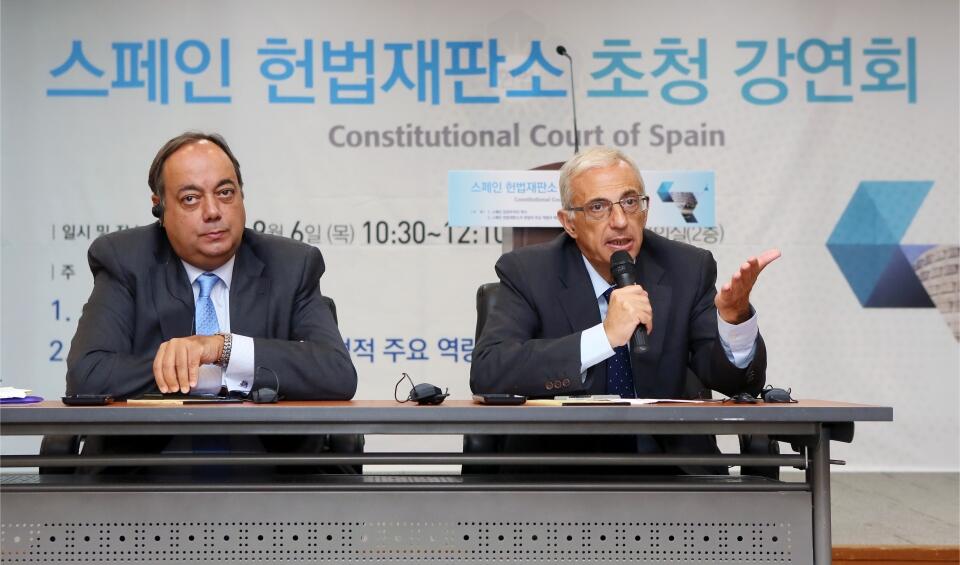안토니오 나르바에즈 로드리게스(Antonio Narváez Rodriguez) 재판관(오른쪽)과 안드레스 하비에르 구띠에레스 힐(Andrés Javier Gutiérrez Gil) 사무처장(왼쪽)이 강연 후 참석자들의 질문에 대해 답변하는 모습(사진=헌법재판소)