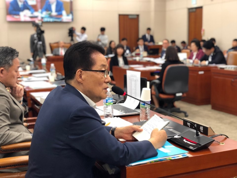 박지원 의원이 10일 국회 인사청문회에서 이석태 헌법재판관 후보자에게 질의하고 있다.(사진=박지원 의원실)