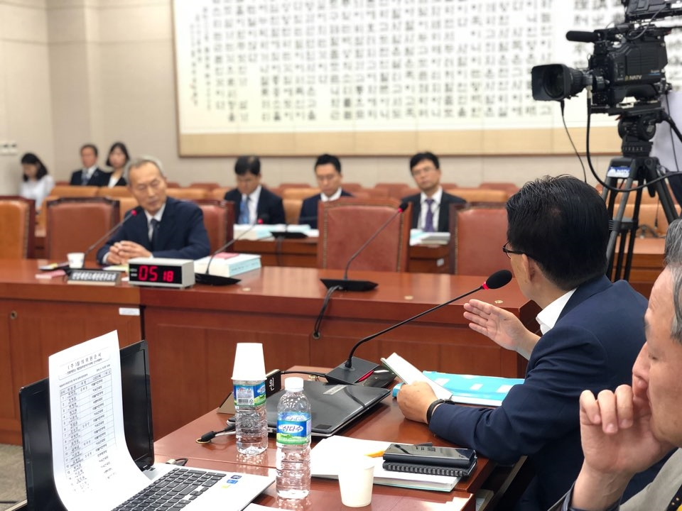 박지원 의원이 10일 국회 인사청문회에서 이석태 헌법재판관 후보자에게 질의하고 있다.(사진=박지원 의원실)