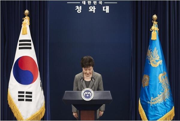 박근혜 대통령이 국정농단 사태에 대해 대국민 사과할 당시 청와대 사진자료