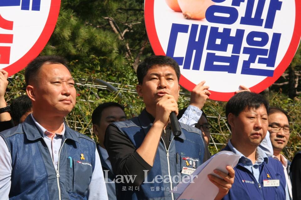 인사말을 하는 조석제 법원본부장, 좌측에는 전국공무원노조 김주업 위원장