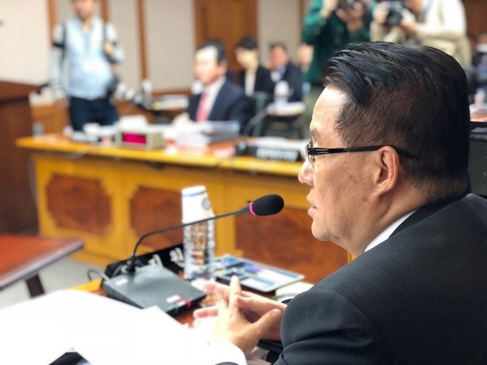 헌법재판소 국정감사에서 의사진행 발언하는 박지원 의원(사진=페이스북)