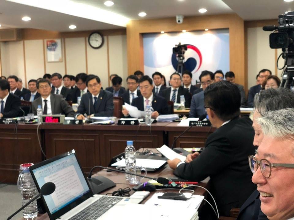 박상기 법무부장관에 질의하는 박지원 의원(사진=페이스북)