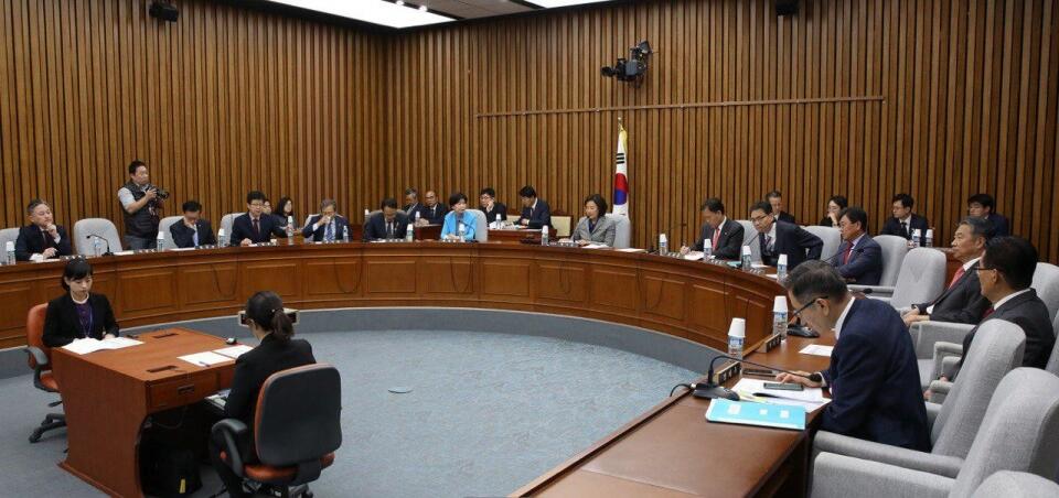 1일 사법개혁특별위원회 첫 회의를 주재하는 박영선 위원장