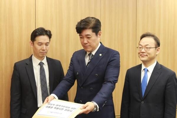 청원서를 제출하는 서울지방변호사회