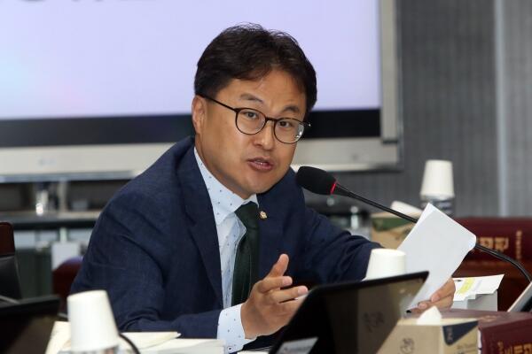 세무사법 개정안 대표 발의한 김정우 더불어민주당 국회의원(사진=페이스북)