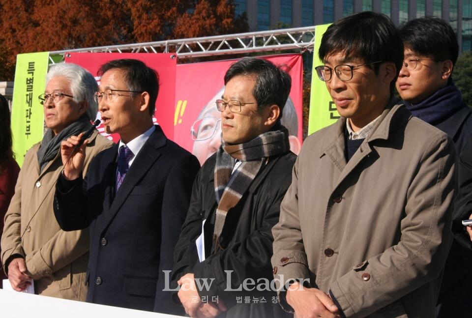 좌측부터 하태훈 고려대 교수, 김호철 민변 회장, 박종흔 변호사, 송상교 변호사(맨 오른쪽)