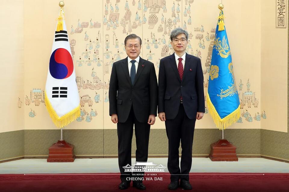 28일 청와대에서 임명장을 받고 사진 촬영하는 문재인 대통령과 김상환 대법관(우) / 사진=청와대