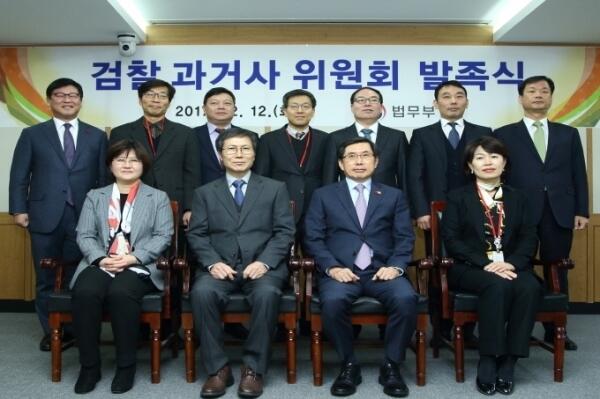왼쪽 앞줄 두번째가 김갑배 위원장, 세번째가 박상기 법무부장관(사진=법무부)