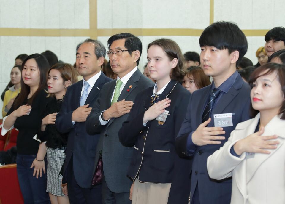 박상기 법무부 장관(가운데)이 21일 서울 용산구 국립한글박물관 대강당에서 열린 제1회 대한민국 국적증서 수여식에서 국기에 대한 경례를 하고 있다.