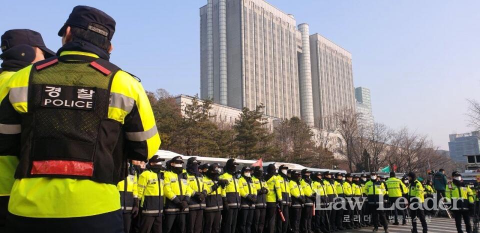 2019년 1월 23일 오전 서울중앙지방법원을 에워싼 경찰