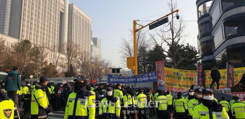 2019년 1월 23일 서울중앙지방법원 정문 앞