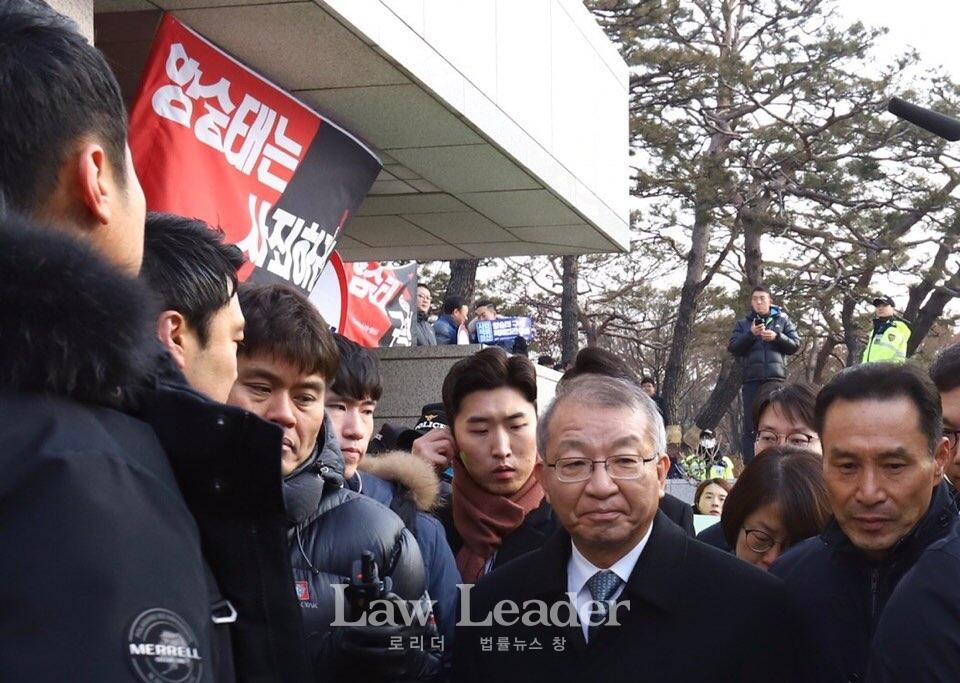 지난 11일 검찰 출두에 앞서 대법원 정문 앞에서 기자회견을 가진 양승태 전 대법원장