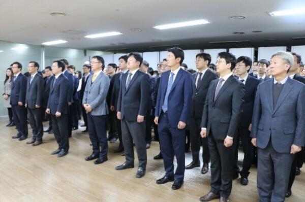 장주영 신임 정부법무공단 이사장의 취임식에 참여한 공단 직원들