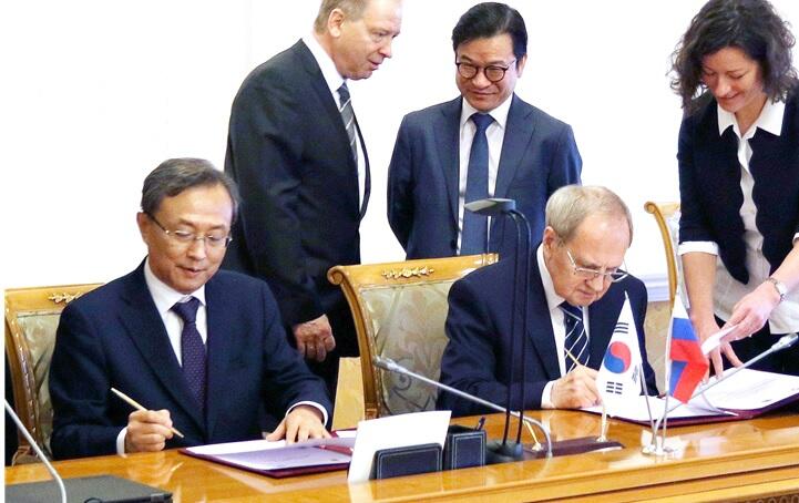 한국과 러시아 헌법재판소 간 협력강화를 위한 양해각서(MOU)에 서명하고 있는 유남석 재판소장(왼쪽)과 조르킨 러시아 재판소장 / 사진=헌법재판소