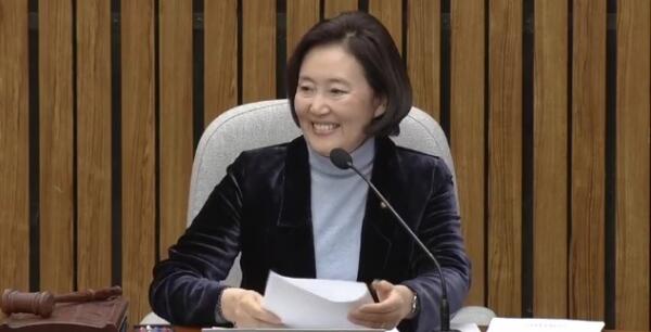 마지막 전체회의를 주재하는 박영선 위원장