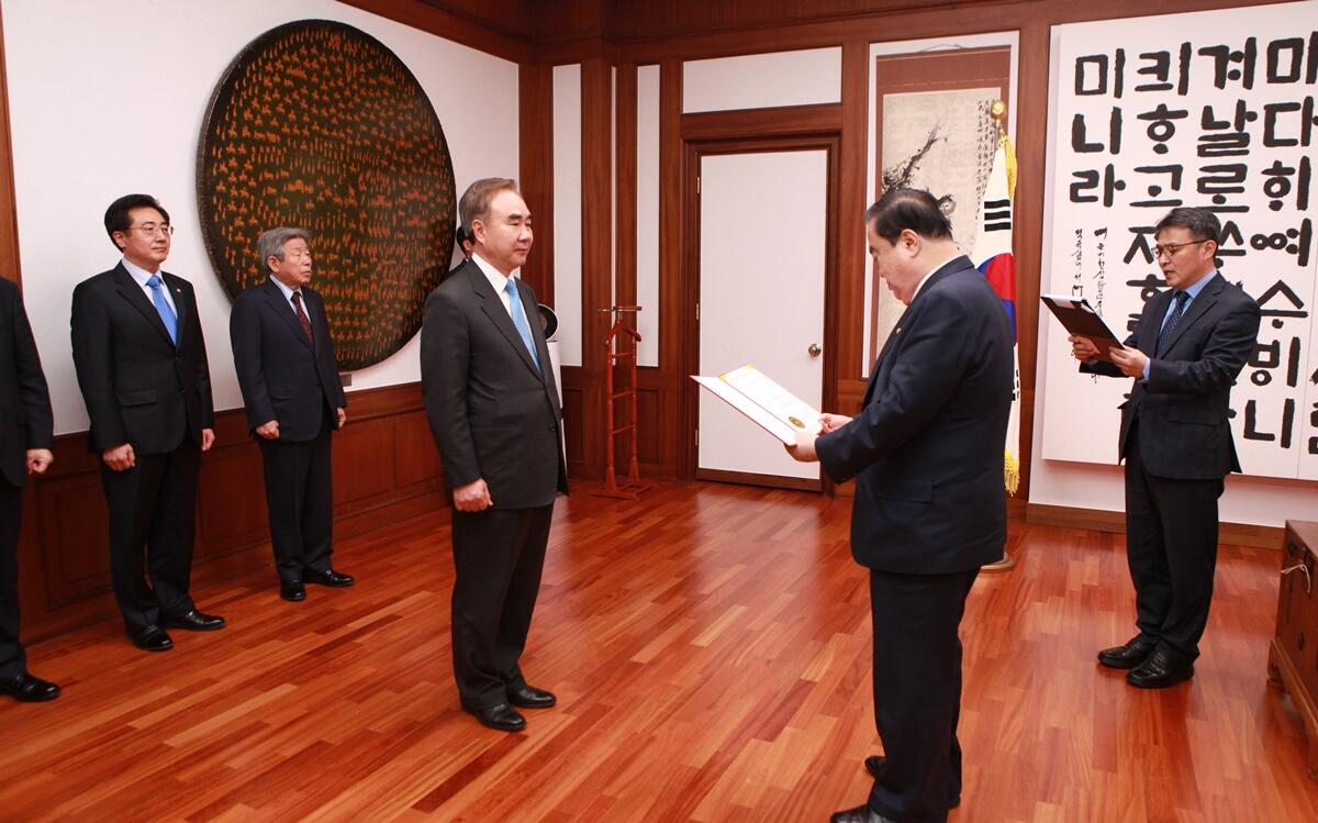 문희상 국회의장이 김하중 국회입법조사처장에게 임명장을 수여하고 있다(사진=국회입법조사처