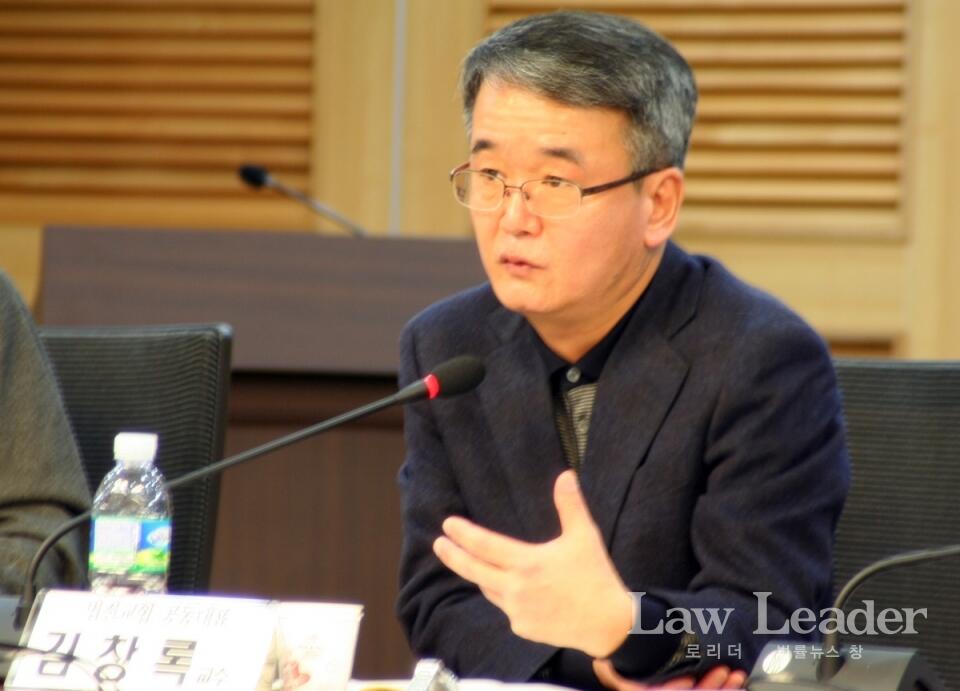 법전교협 공동대표인 김창록 경북대 법학전문대학원 교수가 주제발표하고 있다.