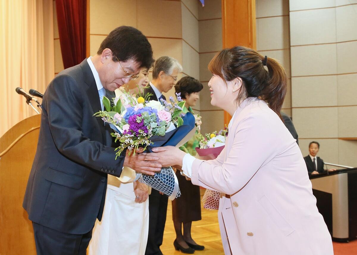 퇴임식에서 꽃다발을 받는 서기석 헌법재판관(사진=헌법재판소)