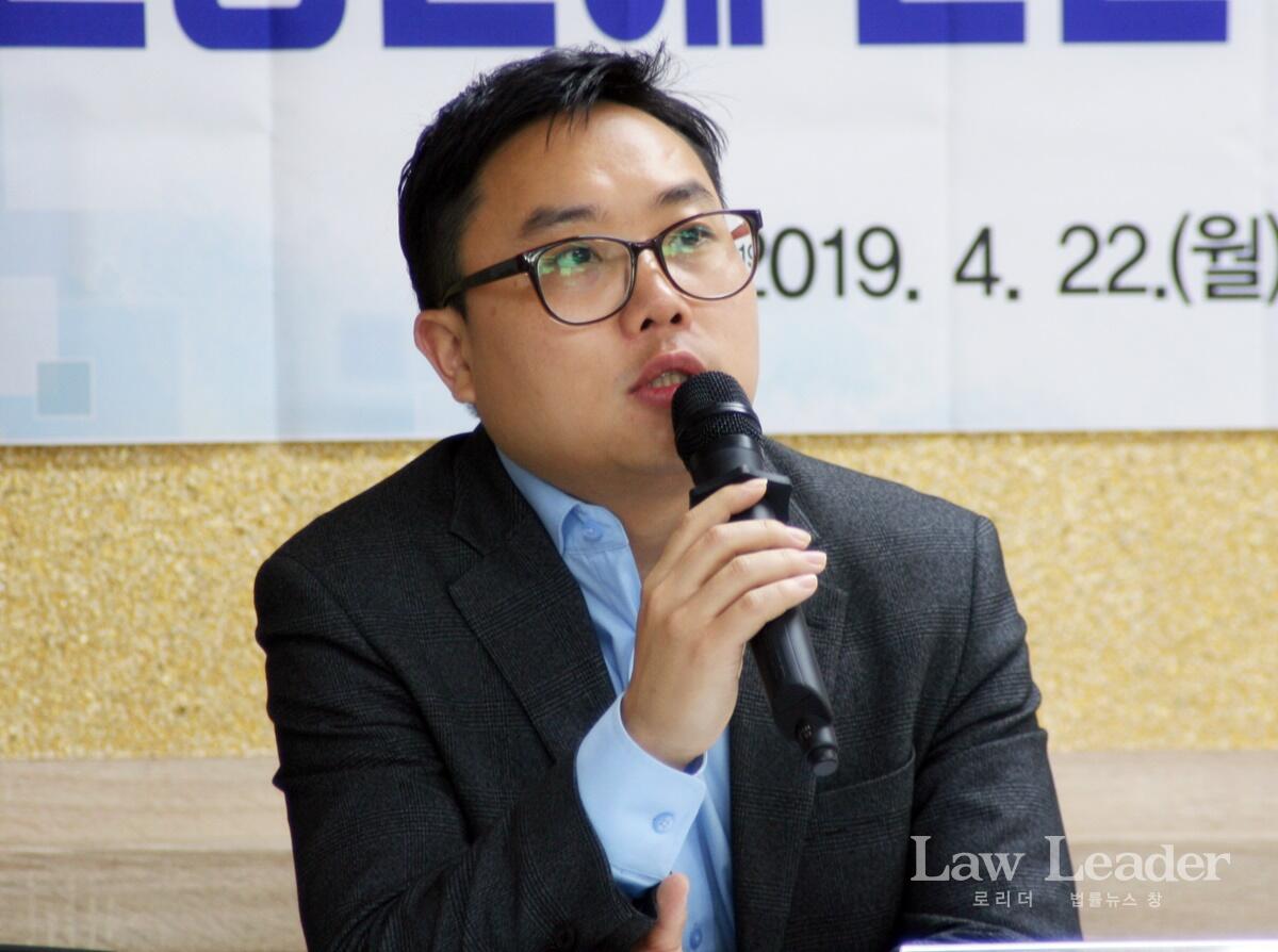 기자회견을 진행하는 류하경 변호사