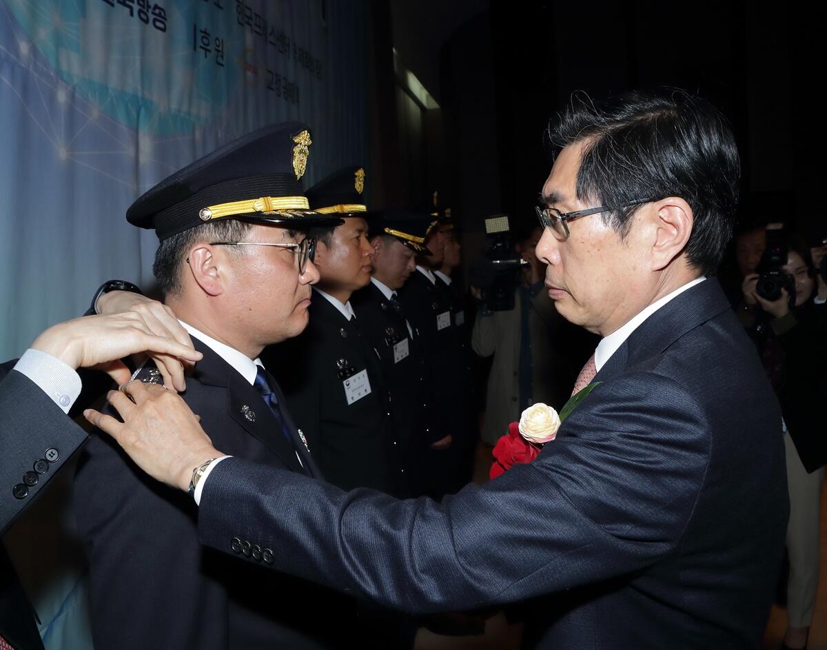 박상기 법무부 장관(오른쪽)이 2일 한국프레스센터 국제회의장에서 개최된 제37회 교정대상 시상식에서수상자에게 특별승진 계급장을 수여하고 있다. / 사진=법무부