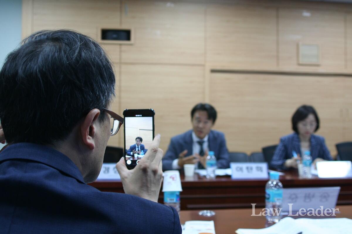 박주민 의원이 토론자로 나와 발표하는 이탄희 변호사를 촬영하고 있다.