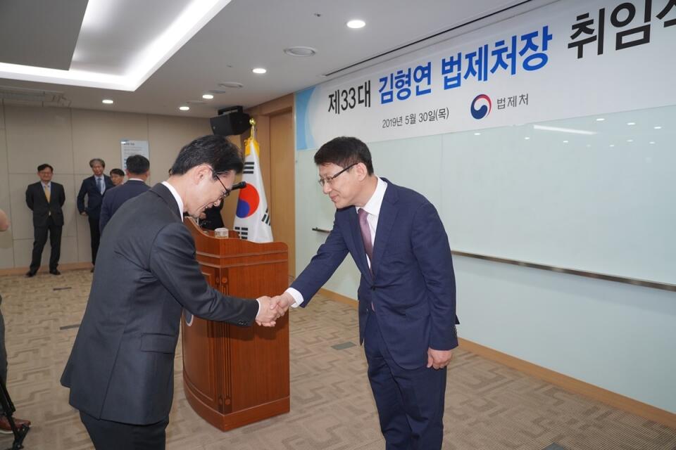 김형연 법제처장이 취임식을 갖고 직원들과 인사를 나누고 있다.