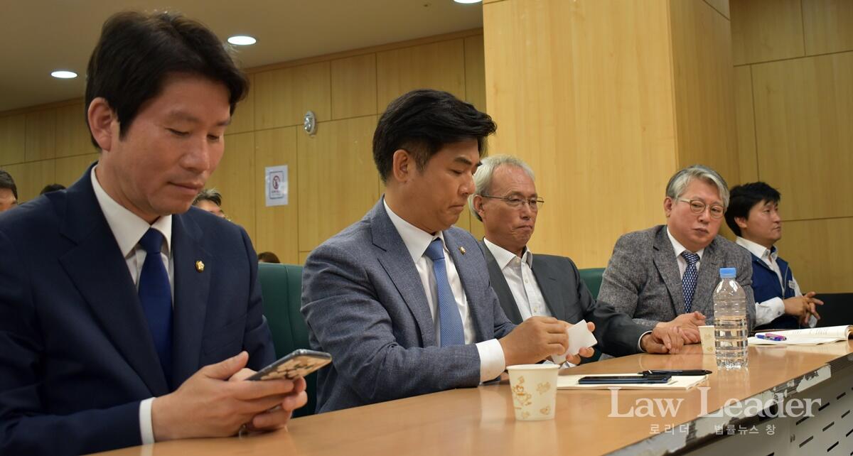 토론회에 참석한 이인영 원내대표, 김병욱 의원, 조응천 의원, 법원본부 전호일 국장