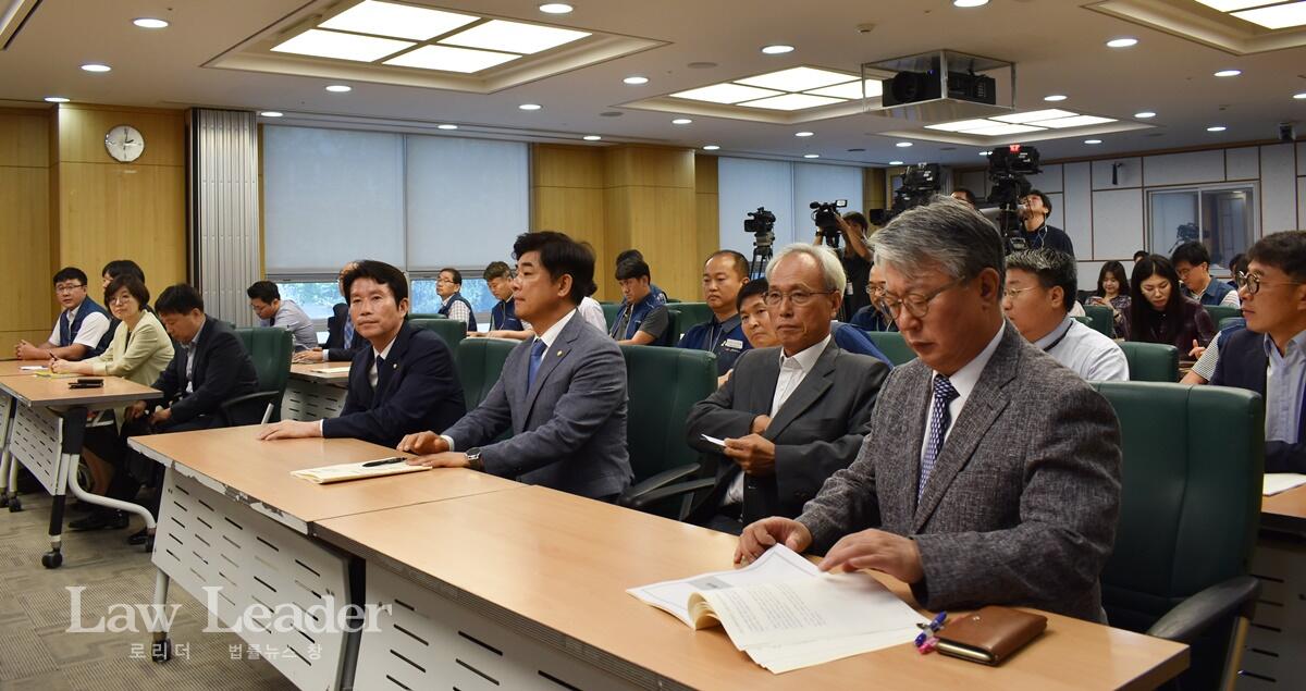 좌측부터 조응천 의원, 문성현 경제사회노동위원회 위원장, 김병욱 의원, 이인영 원내대표
