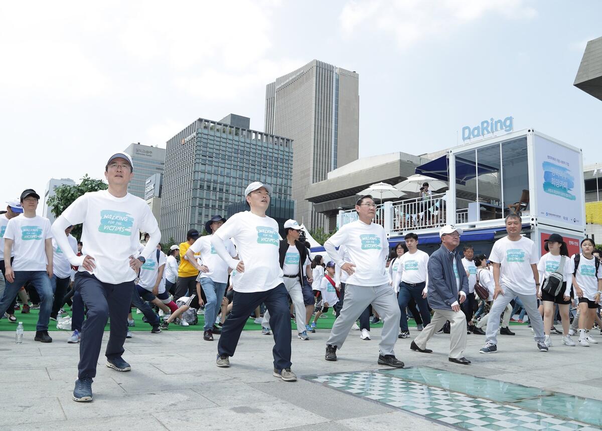 김오수 법무부 차관(앞줄 왼쪽 두번째)이 15일 서울 광화문 광장과 청계천에서 열린 범죄 피해자 지원을 위한 공익캠페인 제6회 다링(DaRing)행사에서 참가자들과 몸풀기 운동을 하고 있다.