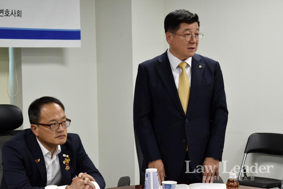 토론회를 공동 개최한 박주민 의원과 이찬희 변협회장