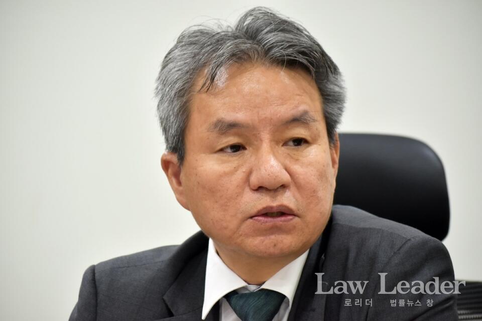 토론하는 김남준 변호사