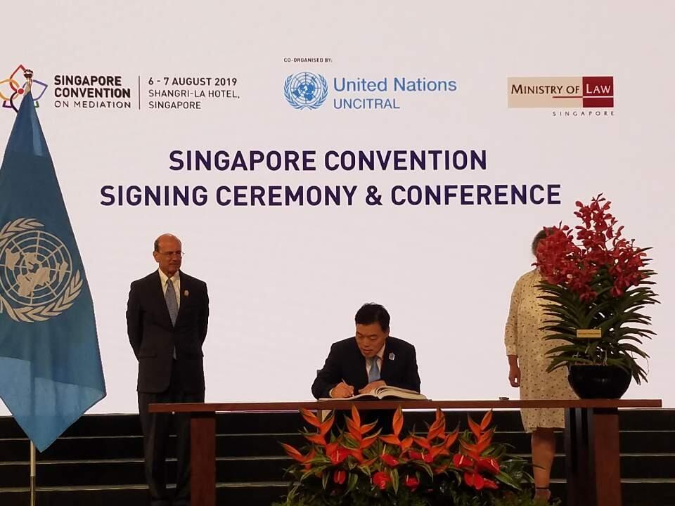 김오수 법무부 차관(가운데)이 7일 싱가포르 조정협약 행사에서 협약에 서명하고 있다. / 사진=법무부