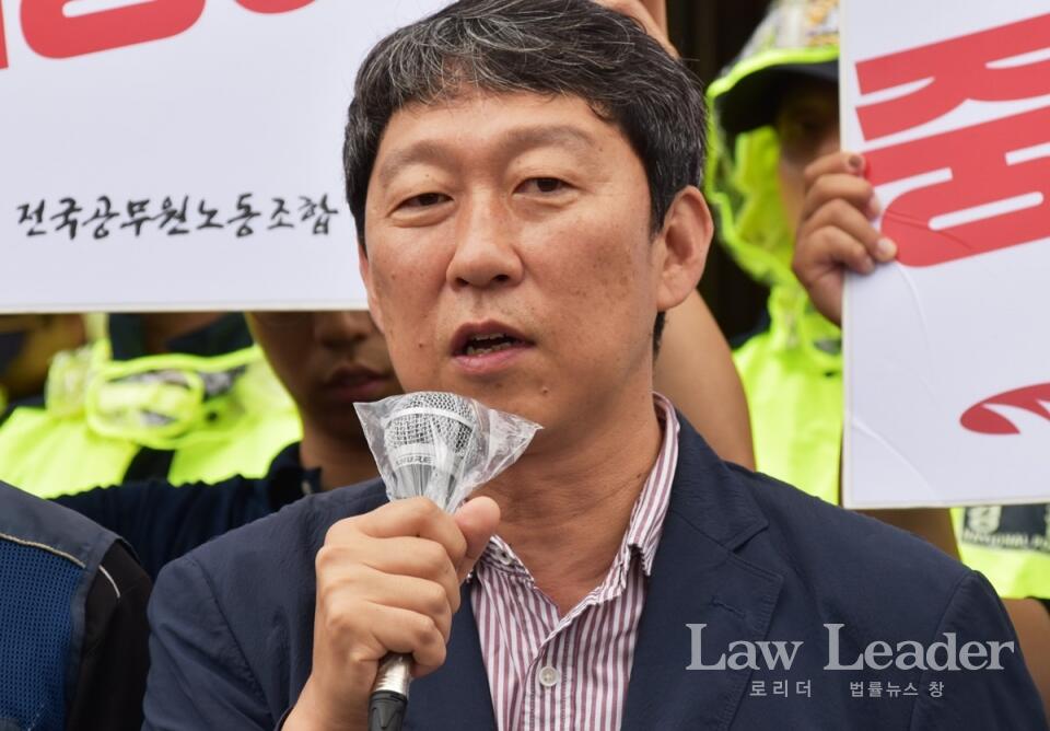 김영환 민족문제연구소 대외협력실장이 규탄발언 하고 있다.